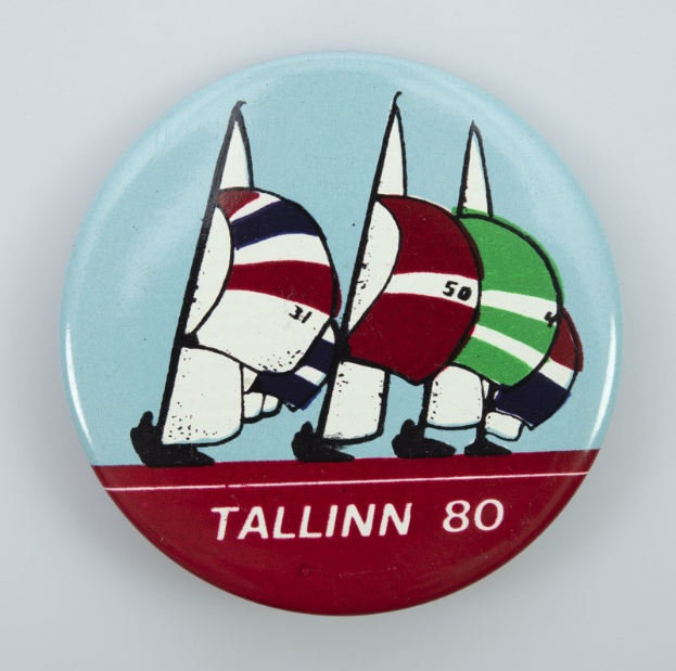 Lettischer MEP Kols überreichte Kaja Kallas ein Aufkleber mit einem "Baltic Chihuahua" vor den Flaggen der baltischen Länder