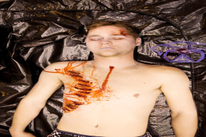 Ein toter Junge liegt auf einer schwarzen Plastikfolie.