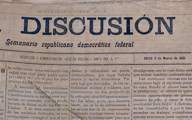 Zeitung mit gelbem, zerknittertem Papier, schwarzer Tinte und der Überschrift "Semanario Repúblicano Democrático Federal" mit dem Wort "Diskussion"