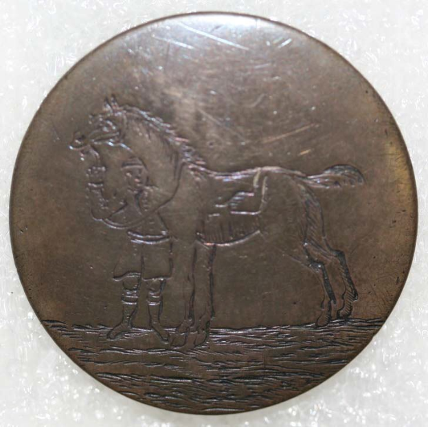 Eine Bronzemedaille mit einer detaillierten Gravur eines Pferdes und Reiters vor einem weißen Hintergrund.