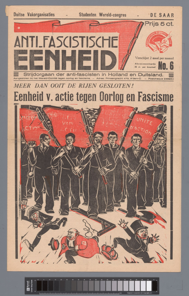 Plakat mit einer Gruppe von Menschen, die Fahnen halten und Text sowie einen Strichcode tragen, betitelt mit 'anti-fasciste eenheid' aus den Niederlanden.