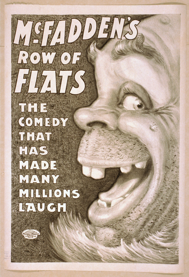 Plakat eines lachenden Menschen mit wilden Haaren, breitem Grinsen und weit aufgerissenen Augen, vor einem hellgelben Hintergrund, mit der Aufschrift "McFadden's Row of Flats: The Comedy That Has Made Many Millions Laugh."