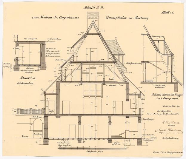 Schwarzes und weißes Architekturzeichnung eines Hauses mit zahlreichen Fenstern und einem geneigten Dach, beschriftet als erstes Haus in Deutschland, begleitet von detaillierten Bauplänen und Text.