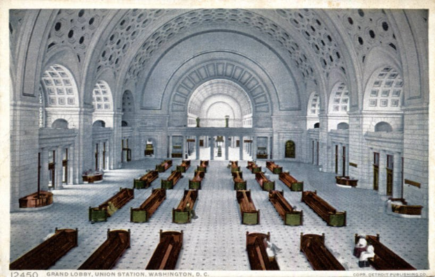 Großer Eingangsbereich des Union Station, Washington, D.C., in einem alten Foto mit vielen Bänken, Säulen, Bögen und Fenstern dargestellt.