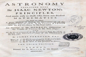 Ein altes Buch mit dem Titel "Astronomie erklärt auf den Prinzipien von Sir Isaac Newton und für die gemacht, die keine Mathematik studiert haben" mit zwei Stempeln auf dem Cover.