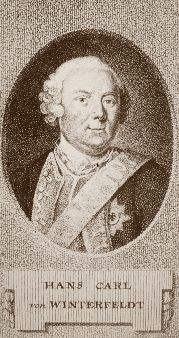 Schwarzes und weißes Porträt von Hans Carl von Winterfeldt mit ernstem Gesichtsausdruck, mit Text unten.