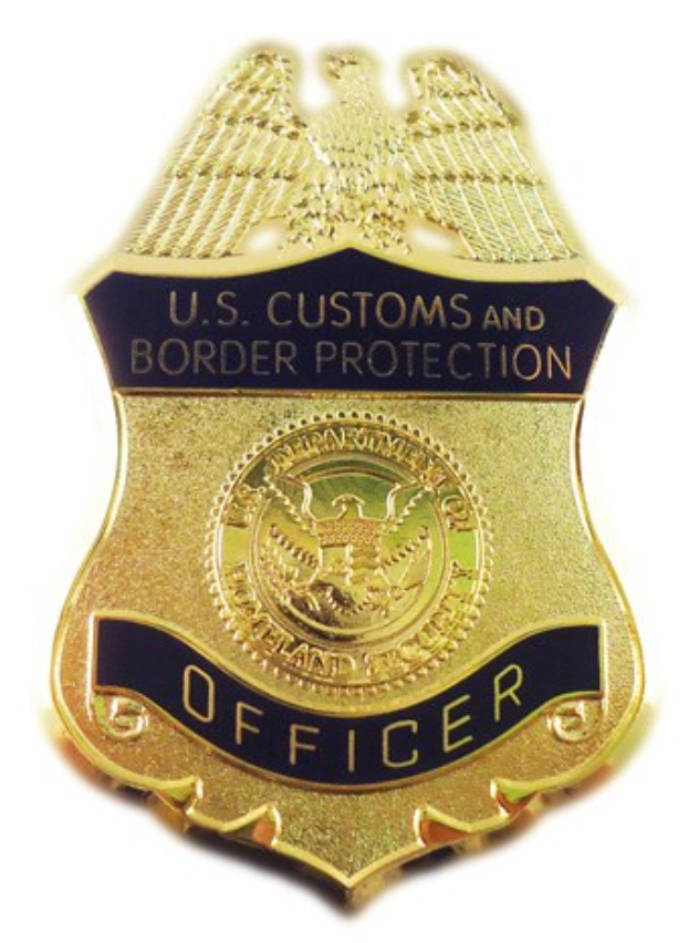 Goldabzeichen mit "U.S. Customs and Border Protection Officer" Text auf einem weißen Hintergrund.