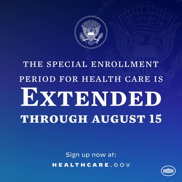 Ein Plakat mit Text und Logo, auf dem steht: "Die Sonderanmeldephase für die Gesundheitsversorgung ist bis zum 15. August verlängert."