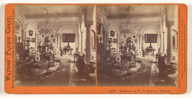 Vintage-Fotografie eines Wohnzimmers mit antiker Möbel wie Stühlen, Tischen und Kronleuchtern, gerahmten Bildern an Wänden und Säulen sowie verblasstem Text-Overlay.