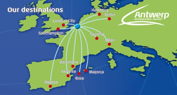 Europakarte mit hervorgehobener Antwerpener Flughafen mit Flugroute, einschließlich Ziel, Abflug- und Ankunftszeiten sowie Reisezeitdetails.