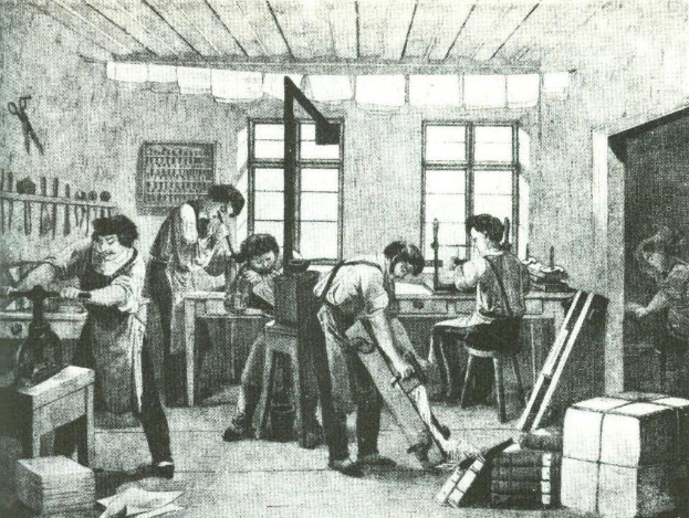 Schwarze und weiße Zeichnung von Menschen in einer Werkstatt, einige stehen und sitzen auf Hockern mit Werkzeugen, ein Tisch mit Gegenständen links, verstreute Kisten und Gegenstände rechts und zwei Fenster im Hintergrund.