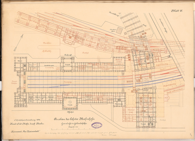 Ein abgenutztes Buch mit einer detaillierten Stadtkarte auf dem Cover, das Straßen, Gebäude und Sehenswürdigkeiten zeigt, begleitet von Texten mit zusätzlichen Informationen zur Stadt.