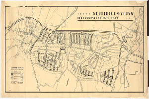 Ein detaillierter alter Stadtplan von Neukirchen-Vluyn, Deutschland, der Straßen, Gebäude und Sehenswürdigkeiten mit Textanmerkungen zeigt.