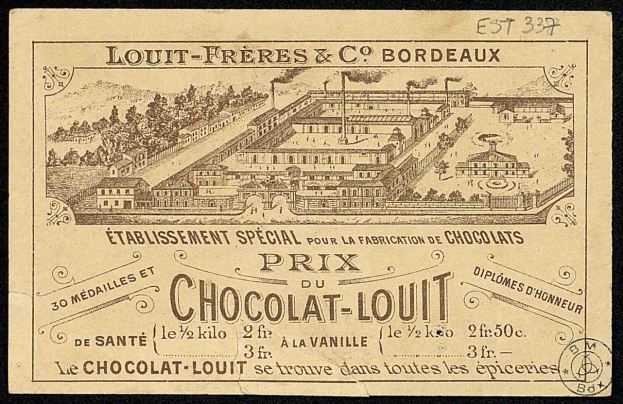 Alte Werbung für eine Schokoladenfabrik mit einem Gebäude im Hintergrund und beschreibendem Text.