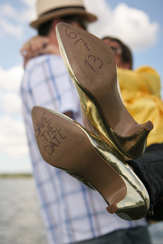 Frau in High Heels mit Datumsangaben darauf, mit einer Person, die sie von hinten hält.