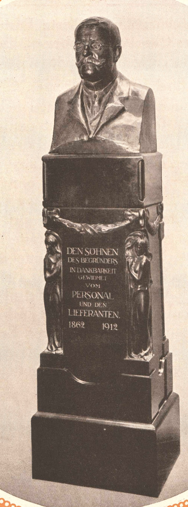 Schwarzes und weißes Foto einer Büste eines Mannes im Anzug und Krawatte, mit Gedenktext beschriftet, wahrscheinlich ein Denkmal für den Gründer der deutschen Volksbefreiungsbewegung.