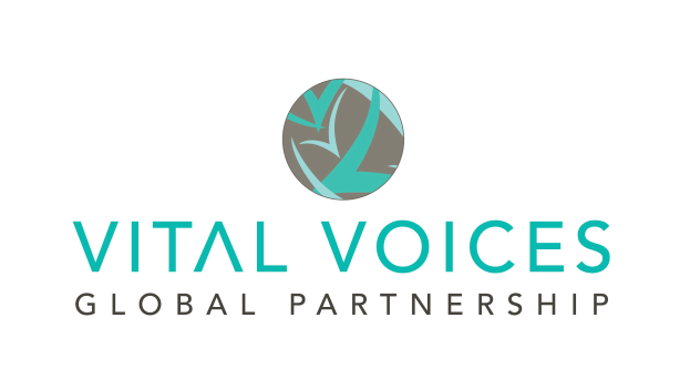 Logo für Vital Voices Global Partnership mit einem blauen und weißen Gradientenkreis mit einer weißen Taube darin, schwarzem Text 'Vital Voices Global Partnership' und einem dünnen schwarzen Rand.