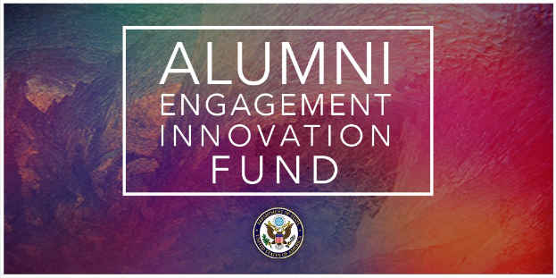 Logo des Alumni Engagement Innovation Fund inmitten eines farbenfrohen Hintergrunds mit umgebendem Text.