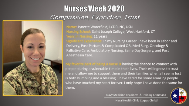 Eine lachende Frau in einer Militärschwesternuniform steht mit dem Text "Nurses Week 2020 Mitgefühl, Expertise, Vertrauen" neben ihr.