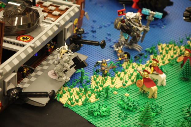 Ein Lego-Schloss-Modell mit verschiedenen Lego-Teilen, einschließlich Spielzeugen, Pflanzen und anderen Gegenständen.