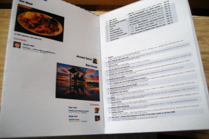 Ein Buch auf einem Tisch mit Fotos und Text.