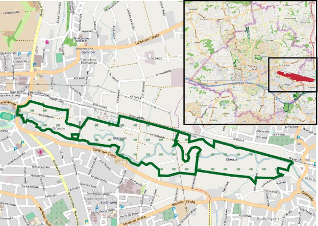 Karte einer Stadt mit einer grünen Linie, die den Weg einer Fahrradtour anzeigt, unterteilt in zwei Abschnitte: oben Straßen und Sehenswürdigkeiten, unten Details wie Start/Zielpunkte, Dauer und Sehenswürdigkeiten.