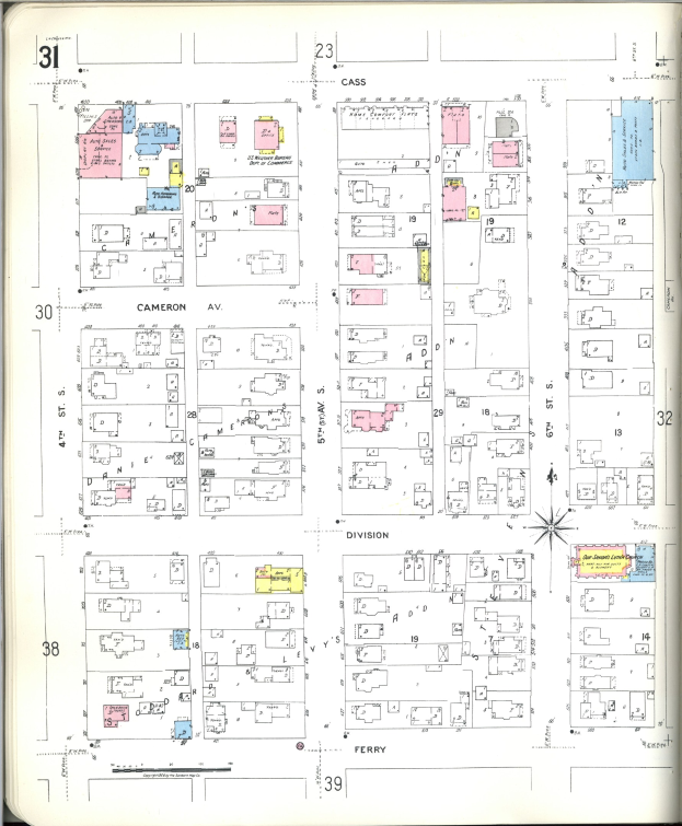 Ein abgenutztes Buch mit einer Stadtkarte aus den 1920er Jahren auf dem Cover, das Straßen, Parks und Sehenswürdigkeiten zeigt.
