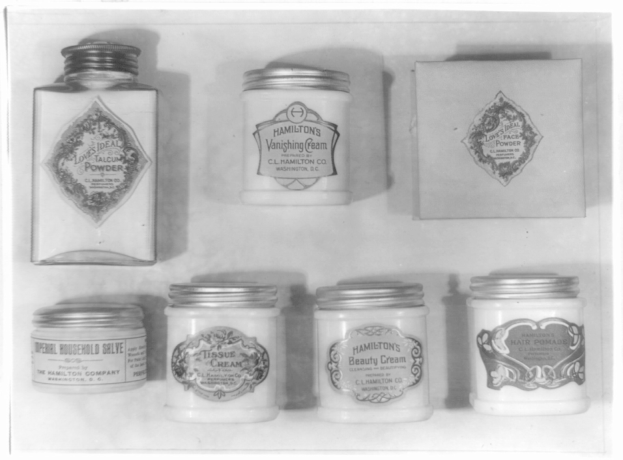 Schwarzes und weißes Foto eines Regals mit ordentlich angeordneten Rahmgläsern, die alle mit verschiedenen Typen beschriftet sind.