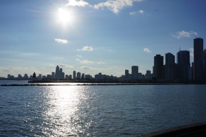 Wasser umgeben von zahlreichen Gebäuden mit einem bewölkten Himmel im Hintergrund.