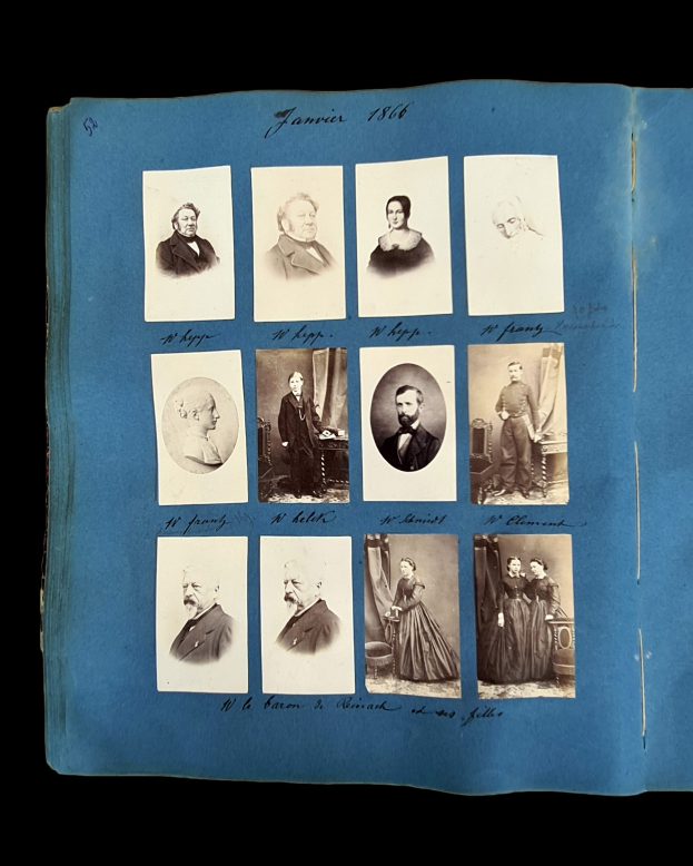 Ein Buchumschlag mit schwarzem Hintergrund, der ein Collage von Fotos von Männern und Frauen zeigt, einige in Anzügen und andere in Kleidern, mit sichtbarem Text.