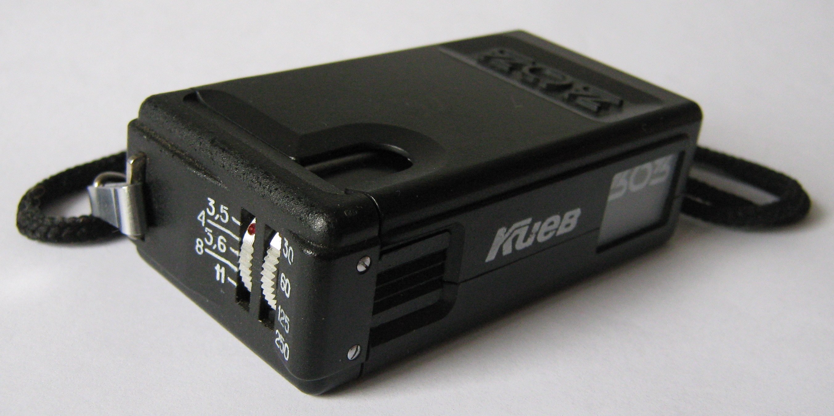 Nahaufnahme einer schwarzen Elektroschockpistole mit Schlüsselanhänger auf einer weißen Oberfläche.