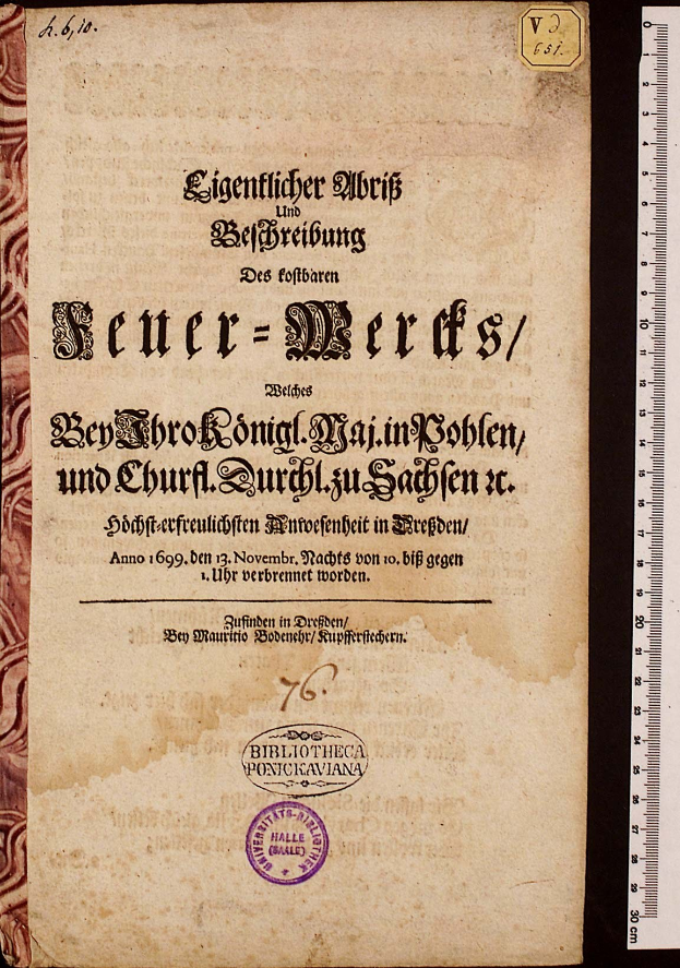 Altes Buch mit dem Titel "Bibliotheca Ponckaviana 1699-1810" mit Text und einem Stempel, neben einer Lineale auf einem schwarzen Hintergrund.