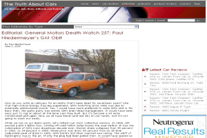 Eine Werbung mit Fahrzeugen, Bäumen, einem Schuppen und Text unten.