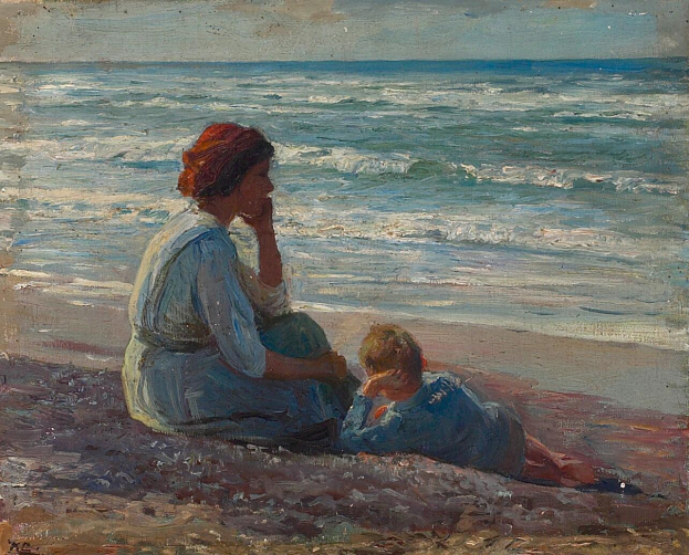 Eine Mutter in einem hellen Kleid und ein junger Junge sitzen am Strand bei Sonnenuntergang und schauen auf den Horizont, während die Wellen ans Ufer rollen, mit einem Himmel in warmen Orangen, Pinks und Purpurtönen.