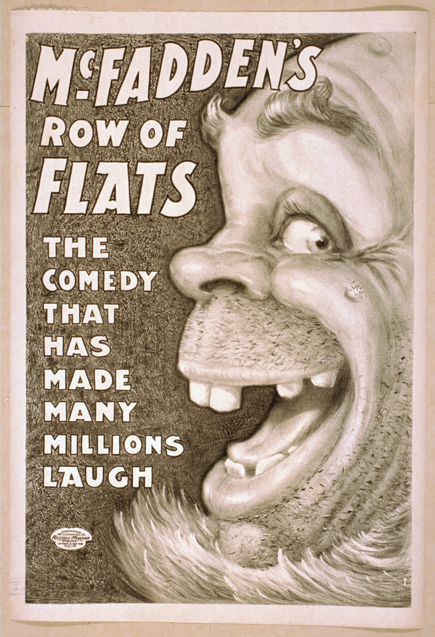 Plakat einer Person mit wildem Haar, weit aufgerissenen Augen und einem breiten Grinsen, vor einem hellgelben Hintergrund, mit der Aufschrift "McFadden's Row of Flats: Die Comedy, die viele Millionen zum Lachen gebracht hat"