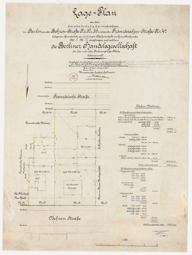 Altes Dokument mit dem Titel "Plan der Berliner Handelagellachaft" zeigt eine Gebäudeansicht, handgeschriebenen Text und einen Stempel auf der linken Seite.