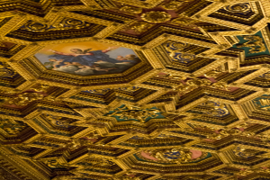 Ein an einem Dach befestigter Photo-Rahmen.