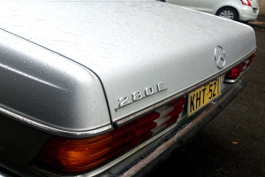 Ein Mercedes-Benz-Fahrzeug f√§hrt auf der Stra√Ÿe neben einem anderen Fahrzeug.