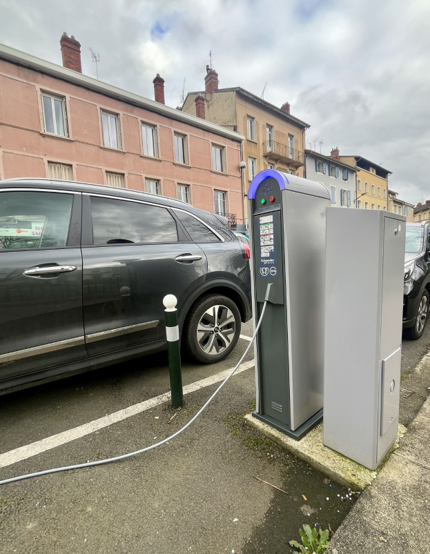 Elektroauto an einer straßenseitigen Ladesäule angeschlossen