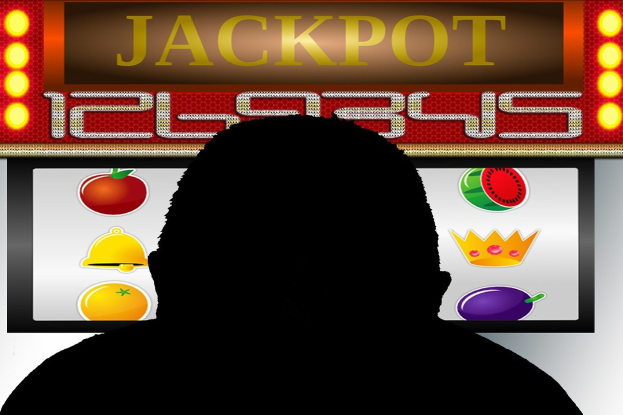 Ein Mann, der an einem Spielautomaten spielt, mit "Jackpot" angezeigt, umgeben von einer Online-Casino-Oberfläche mit fruchtmotivierten Spielen.