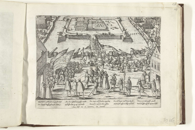 Offenes Buch mit einer detaillierten Zeichnung einer belebten Stadtlandschaft, einschließlich Menschen, Gebäuden und Text.