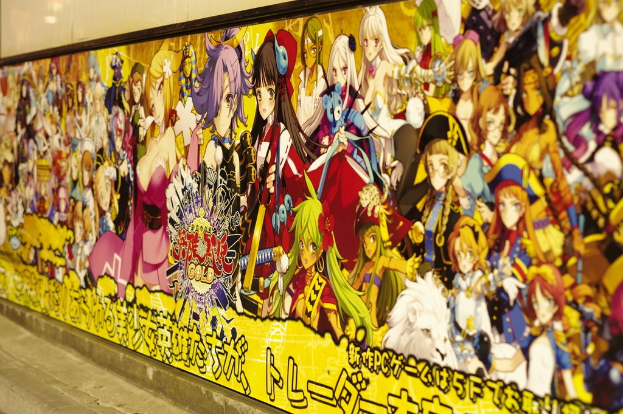 Eine Wand, die mit Cartoon-Charakter-Kunst und Text verziert ist.