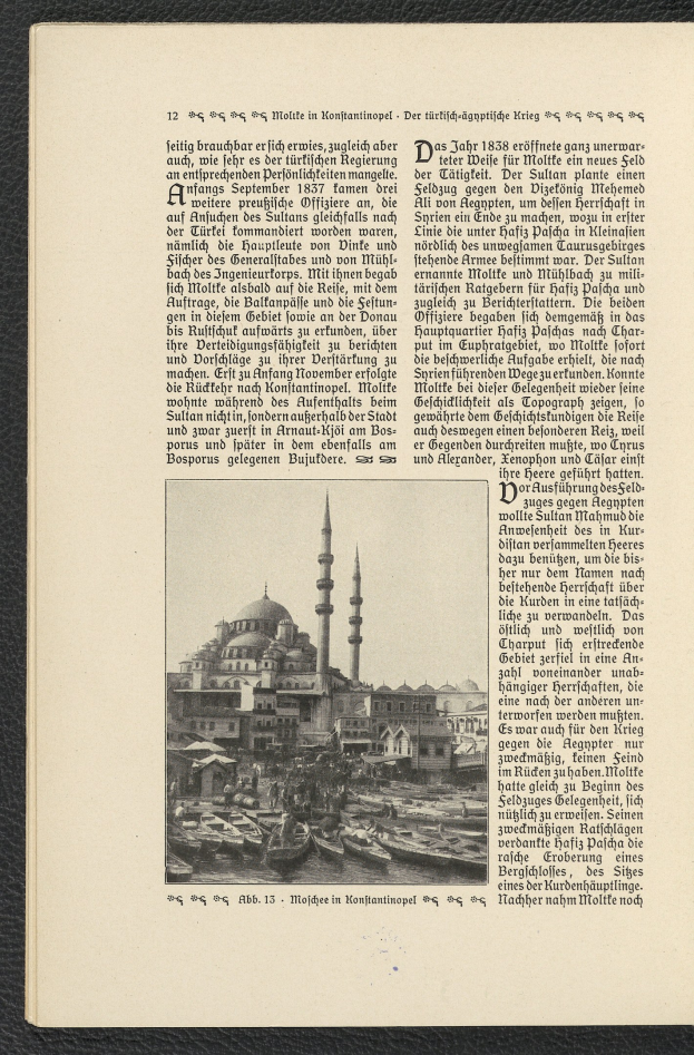 Ein offenes Buch mit einer Moschee-Illustration, Text und umgeben von Booten und Gebäuden auf dem Wasser.