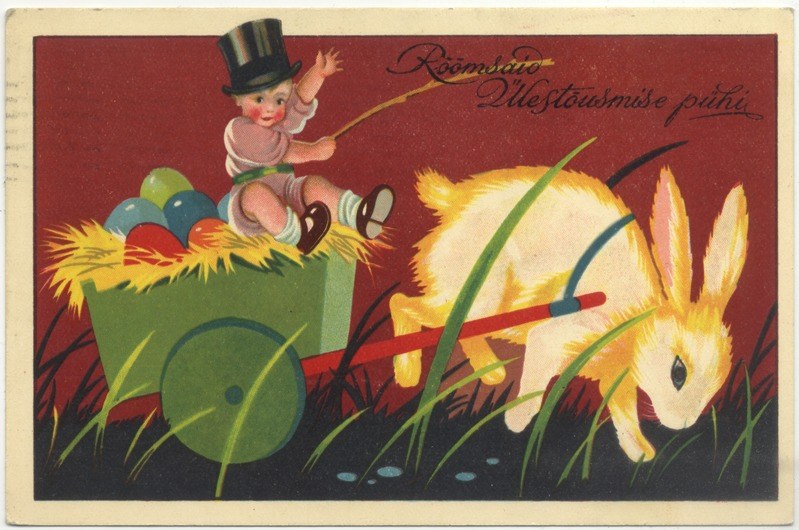 Alte Postkarte mit einem Baby in einem Zylinder, das einen mit bunten Ostereiern gefüllten Karren schiebt, begleitet von einem Hasen, mit handgeschriebenen Ostergrüßen.