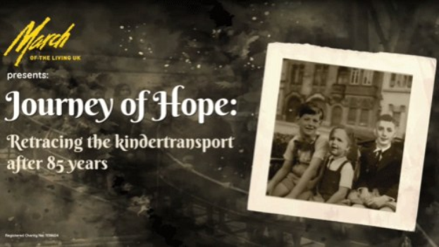 Ein Plakat mit dem Titel "Reise der Hoffnung: Rückblick auf den Kindertransport nach 85 Jahren" zeigt auf der rechten Seite ein Gruppenfoto von lachenden Menschen und links Text vor einem hellblauen Himmel mit weißen Wolken.