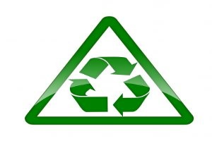 Grüne Dreieck mit einem weißen Hintergrund, das ein grünes Recycling-Symbol in der Mitte enthält.