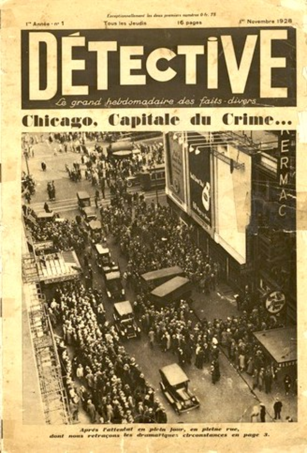 Schwarz-weißes Foto einer alten Zeitung mit der Schlagzeile "Detective, Chicago, Capital du Crime", das eine Menschenmenge und Fahrzeuge auf einer Straße mit Gebäuden im Hintergrund zeigt.