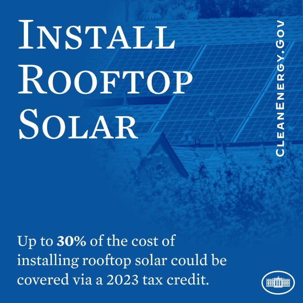 Ein Plakat mit Text über einen 2023-Steuerkredit, der bis zu 30% der Kosten für die Installation von Dachsolar übernimmt, vor einem Hintergrund aus B├Ąumen und einem Geb├Ąude mit Solarpanelen auf dem Dach.
