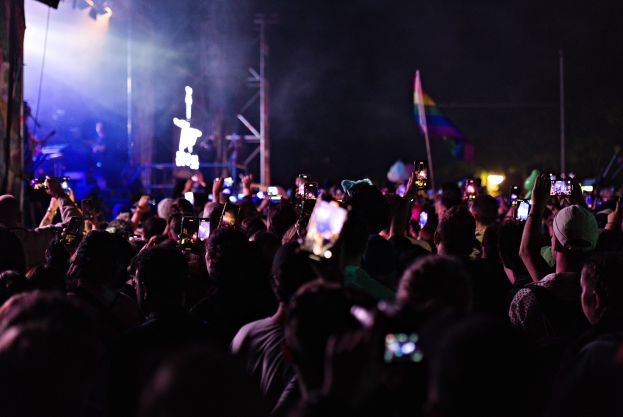 Ricky Martin in Sicherheit nach 'Tränengas'-Einsatz - oder vielleicht Pfefferspray? - unterbricht sein Konzert in Montenegro