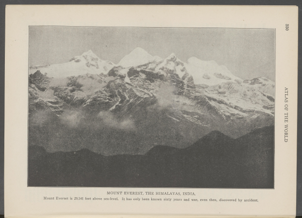 Schwarzes Foto von Mount Everest im Himalaya, Indien, mit schneebedeckten Gipfeln und bewölktem Himmel, mit Text unten.